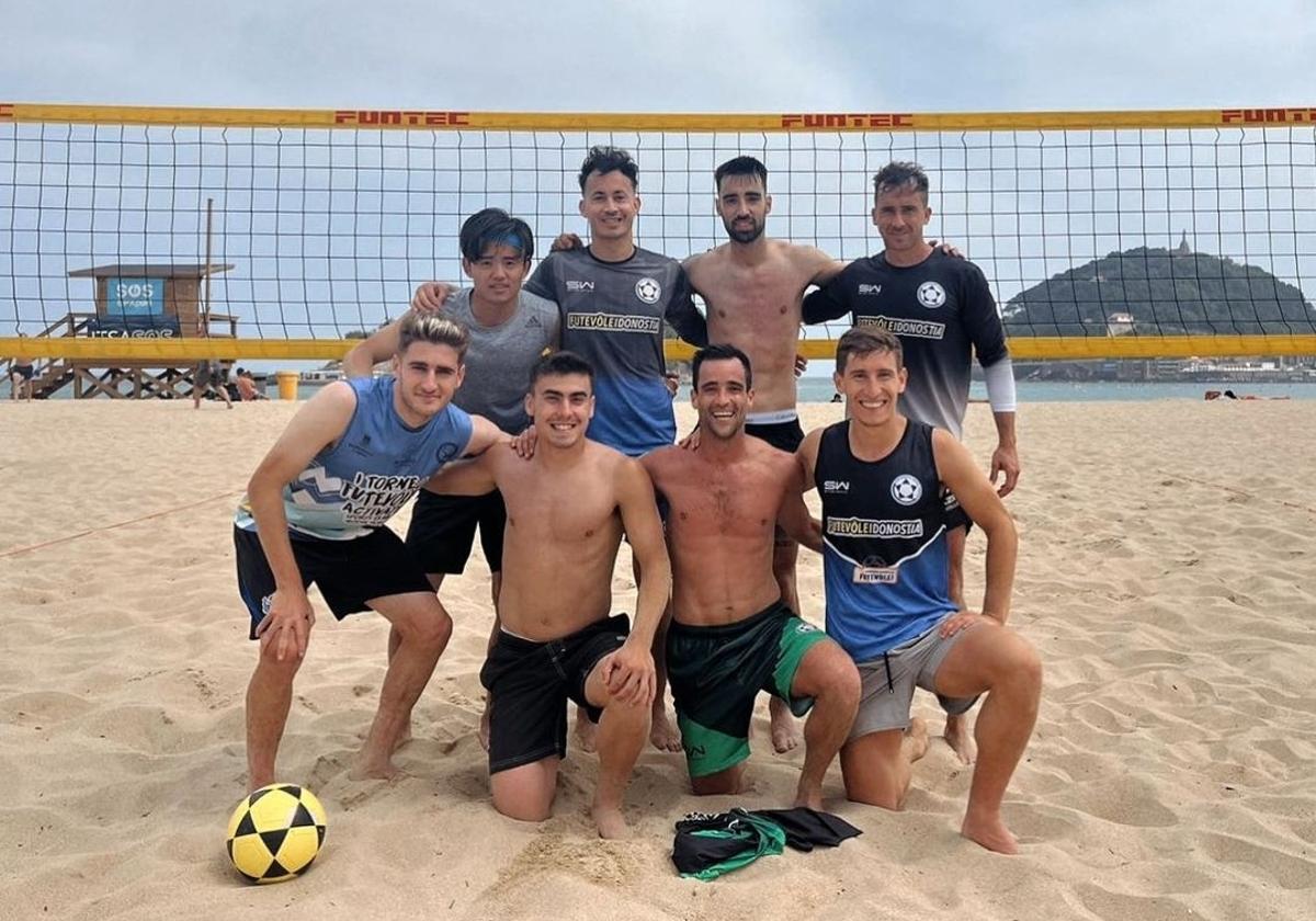 Take Kubo, Brais Méndez, Robert Navarro, Ander Barrenetxea y Aihen Muñoz, con los componentes de Futevolei Donostia este miércoles en la playa de Ondarreta de San Sebastián este jueves.