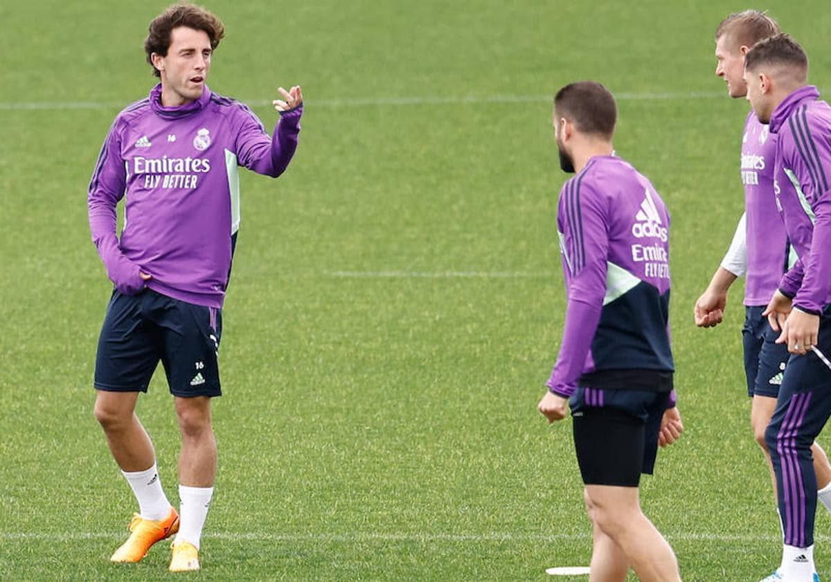 Odriozola habla con Nacho en un entrenamiento del Real Madrid.