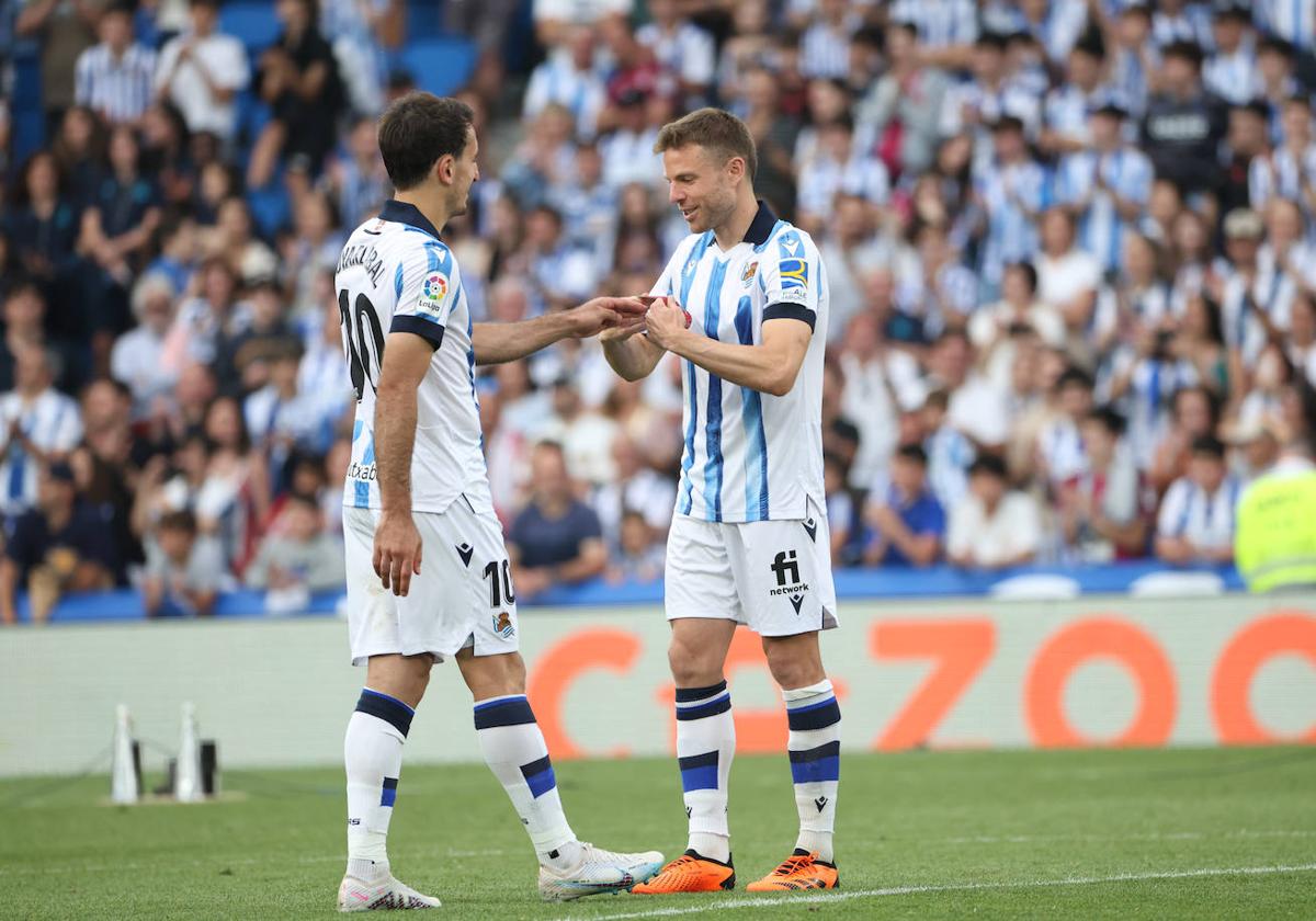 Illarramendi traspasa el brazalete a Oyarzabal, el 'nuevo primer capitán' de la Real.