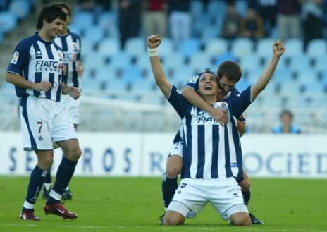 Imagen secundaria 1 - Darko y Karpin en la presentación del fallido proyecto Gipuzkoa Arena, de Astiazaran. El serbio dedica a su madre un gol marcado ante el Deportivo de La Coruña. Frente al Lyon en la Champions.