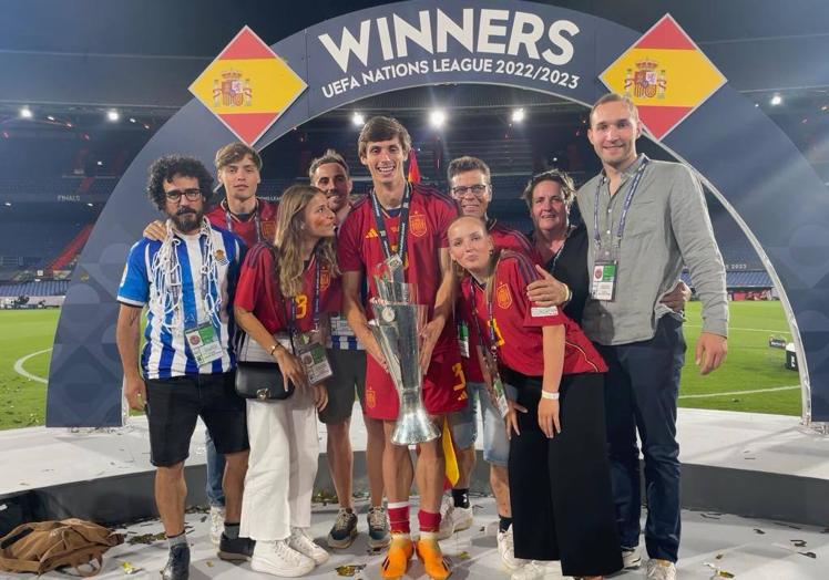Amigos y familiares de Le Normand, como su hermano, también jugador profesional (el segundo por la izquierda), posan en el podio de la Nations League.