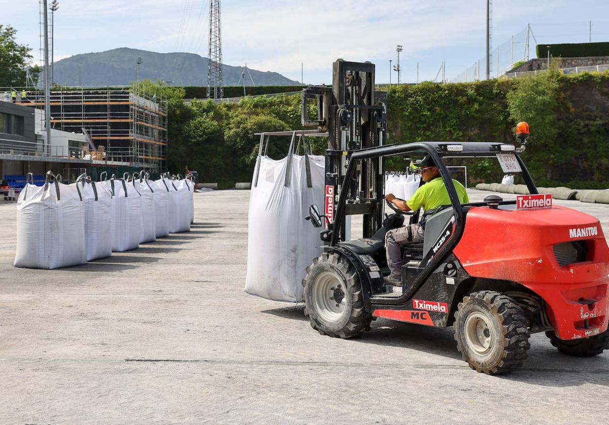 Un operario trabaja en las instalaciones de Zubieta.