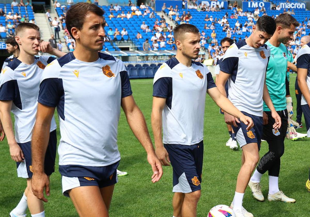 Gorosabel, en el centro de la imagen, junto a Turrientes, Oyarzabal y Carlos Fernández, durante el primer entrenamiento del verano en Anoeta.