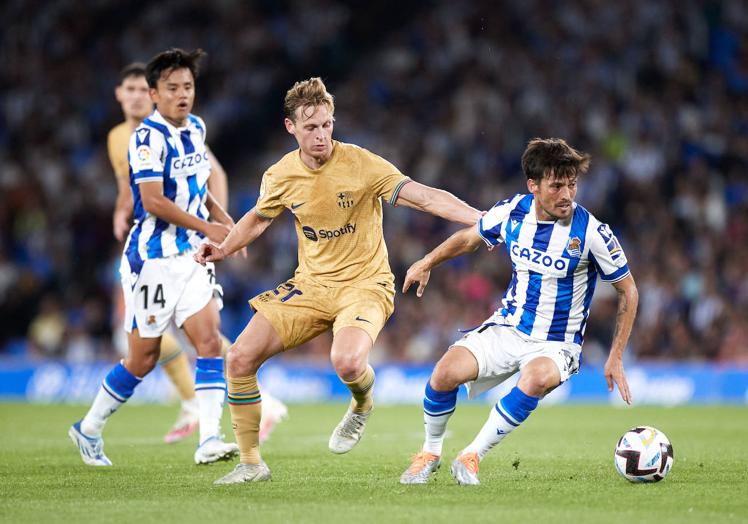 Imagen principal - Silva dejando atrás a De Jong en un partido de Liga. En Gastronomika en una cata de vinos. En Zubieta junto a Sagnan.