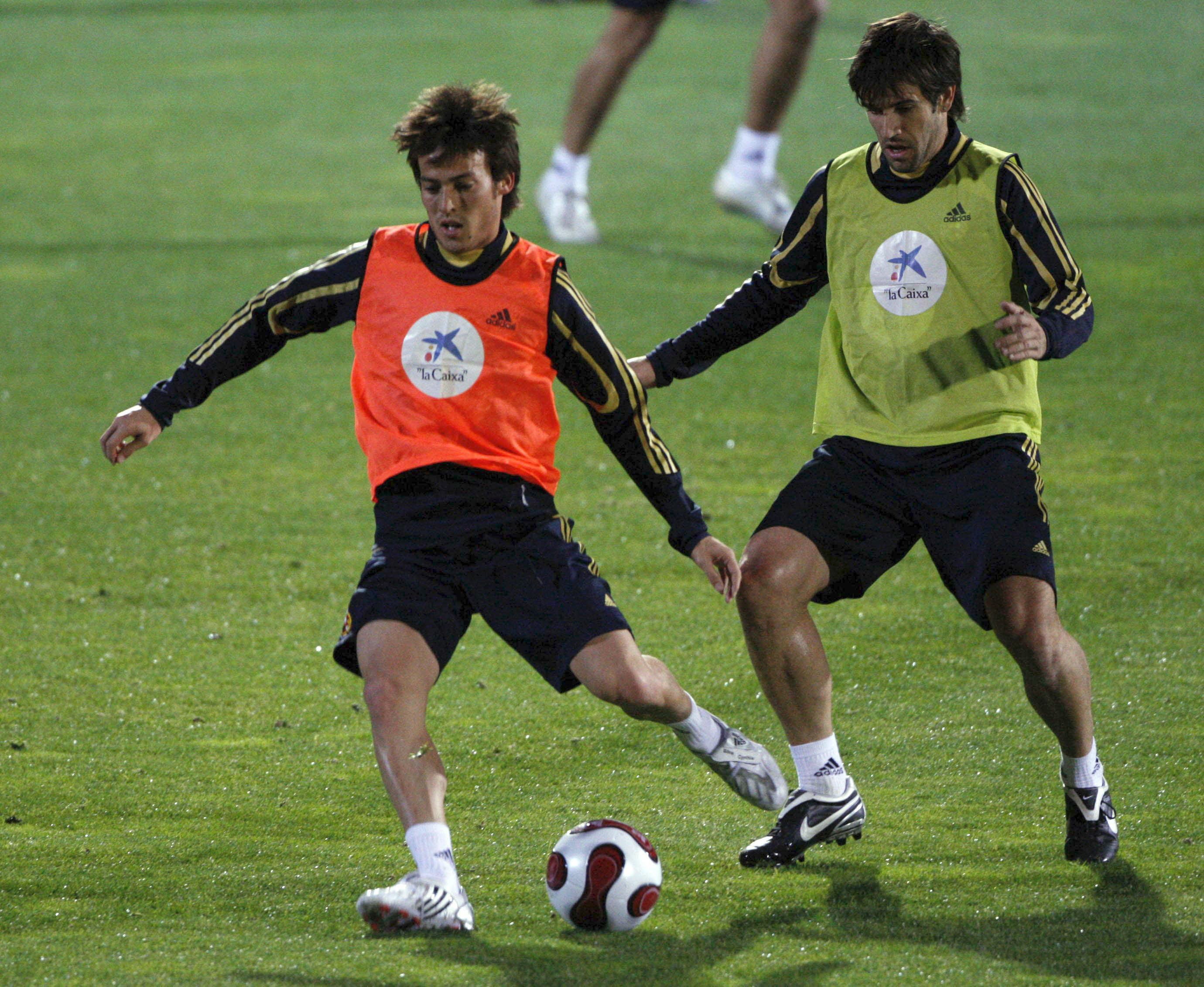 Los jugadores de la selección española de fútbol, David Silva y David Albelda durante el entrenamiento en la Ciudad Deportiva de Las Rozas.