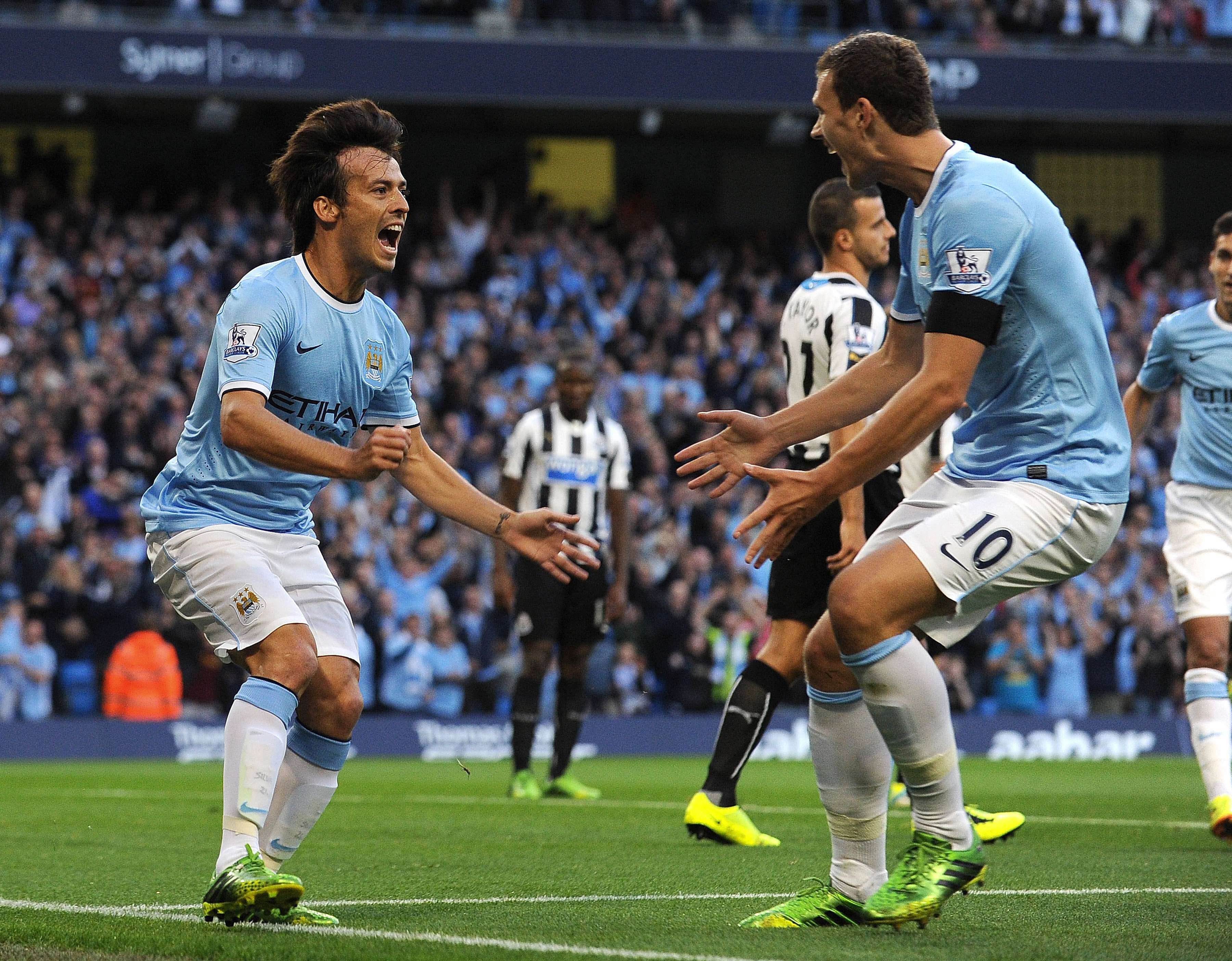 El 30 de junio de 2010, mientras se disputaba el Mundial de Sudáfrica, se confirmó oficialmente su traspaso al Manchester City, por 33 millones de euros