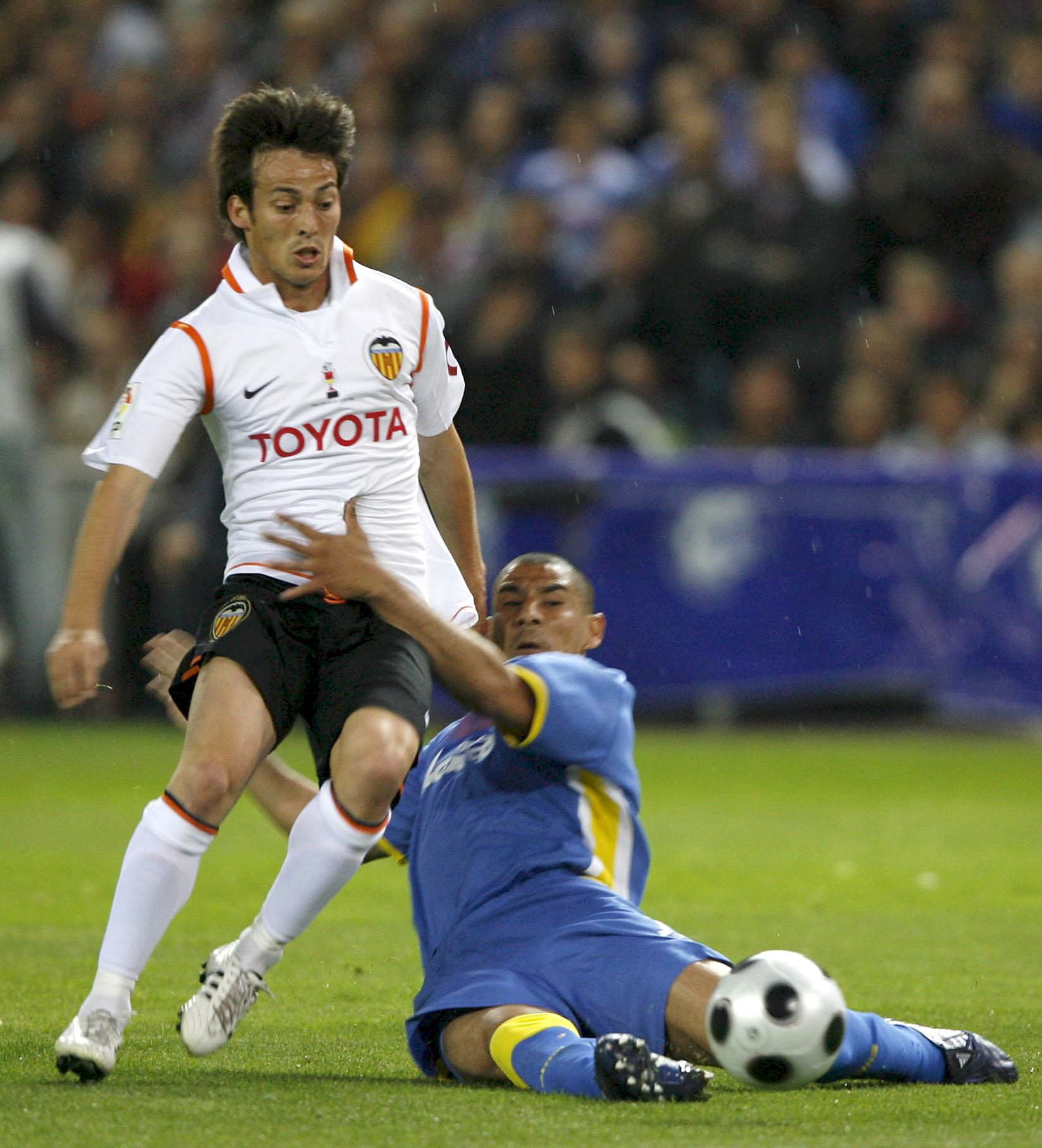2008 | Cata« Díaz, desde el suelo, trata de frenar de mala manera a David Silva durante la final de la copa del Rey disputada en el Vicente Calderón entre el Valencia y el Getafe.