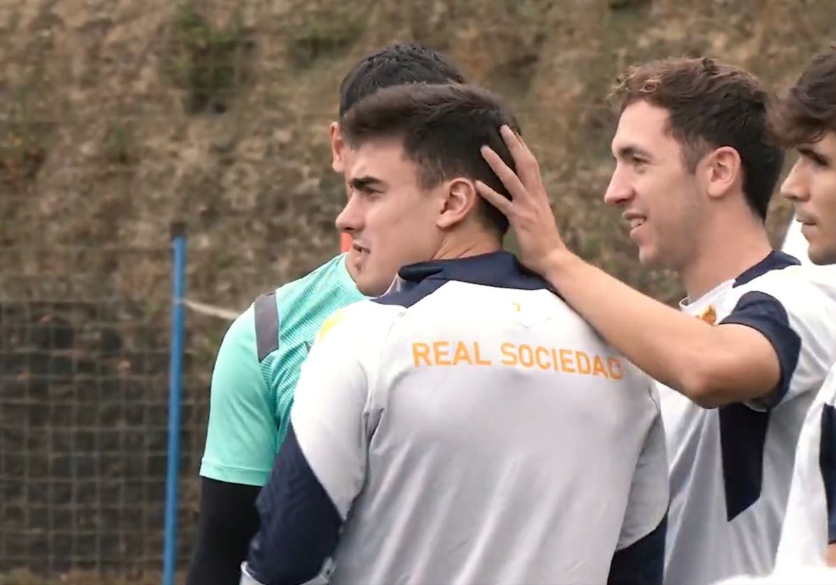 Barrenetxea es recibido por sus compañeros, hoy en Zubieta