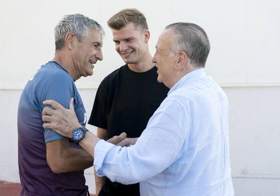Quique Setién, Alexander Sorloth y Fernando Roig, presidente del Villarreal, bromean después de oficializar el fichaje del noruego.