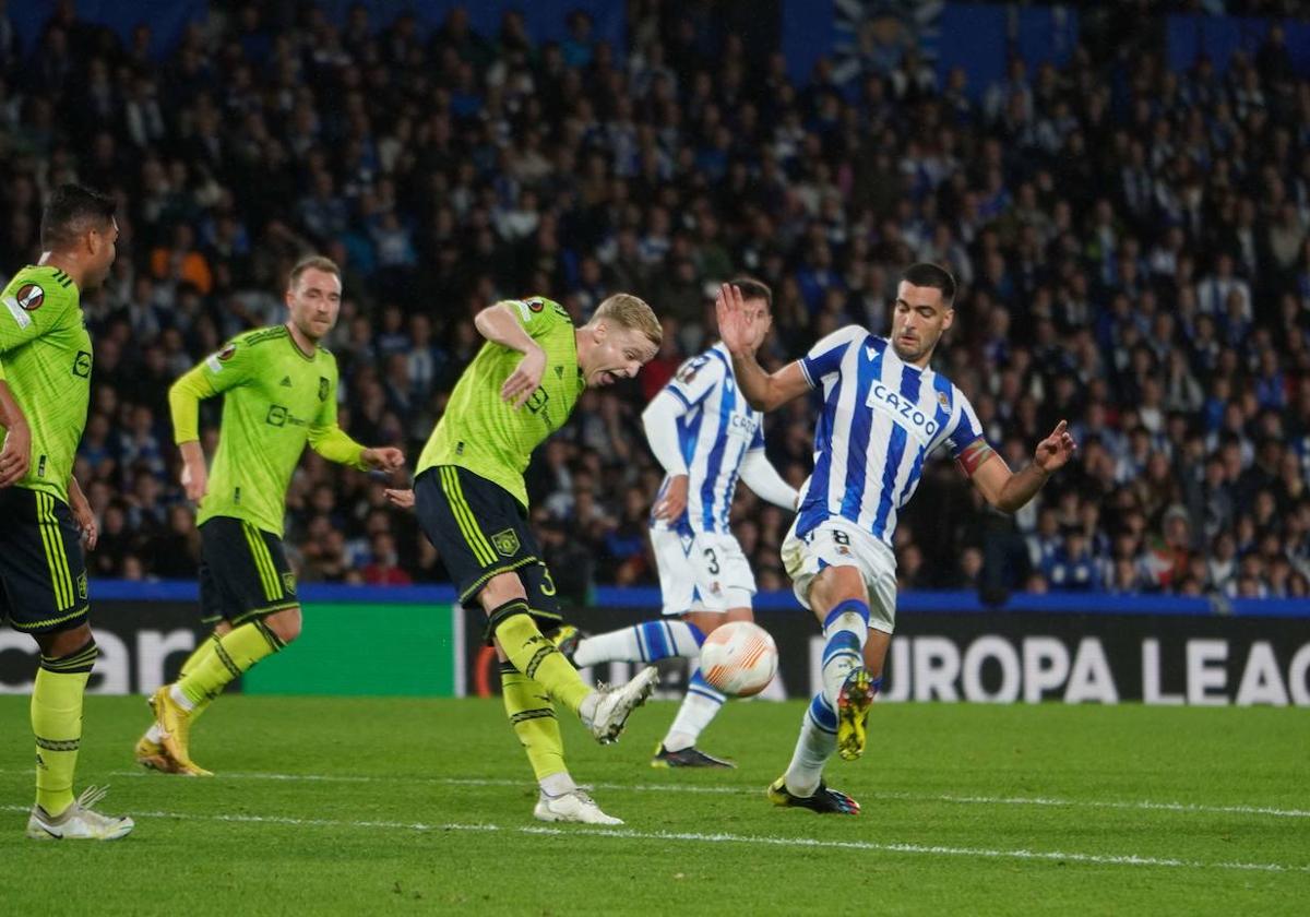 Donny Van de Beek despeja un balón ante la presión de Mikel Merino en el partido de fase de grupos de Europa League de esta pasada temporada.