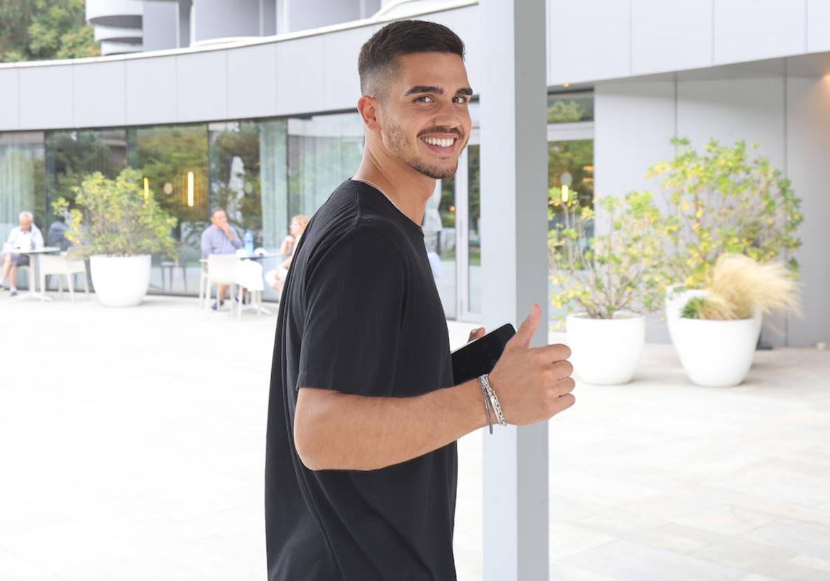 André Silva posa sonriente en la entrada del Costa Vasca.