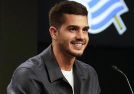 André Silva sonríe durante su presentación como jugador de la Real Sociedad.