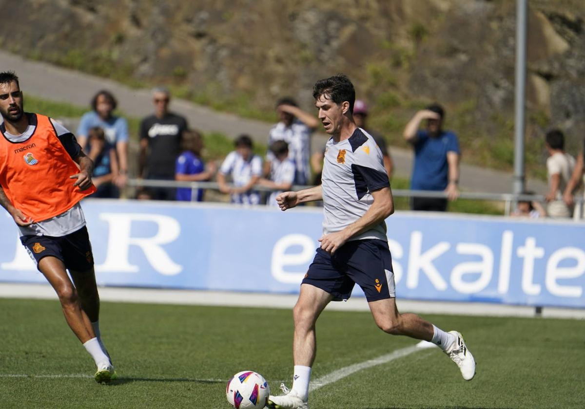 Aritz Elustondo conduce el balón en el entrenamiento de este martes en Zubieta.