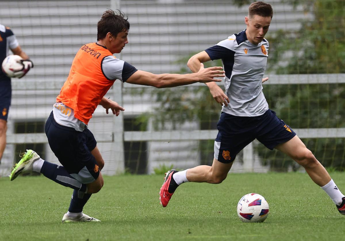 Robin Le Normand defiende a Beñat Turrientes.