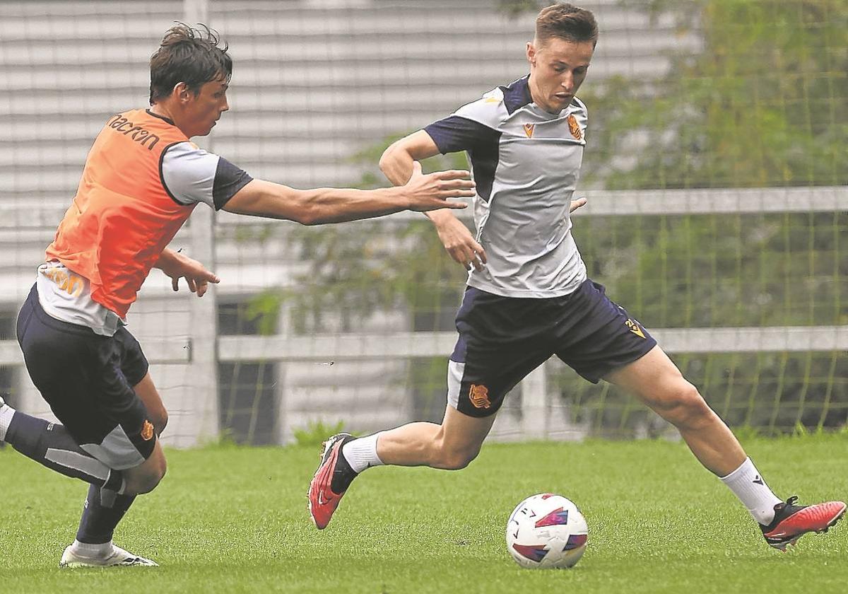 Robin Le Normand persigue a Beñat Turrientes durante el entrenamiento de este martes en Zubieta.