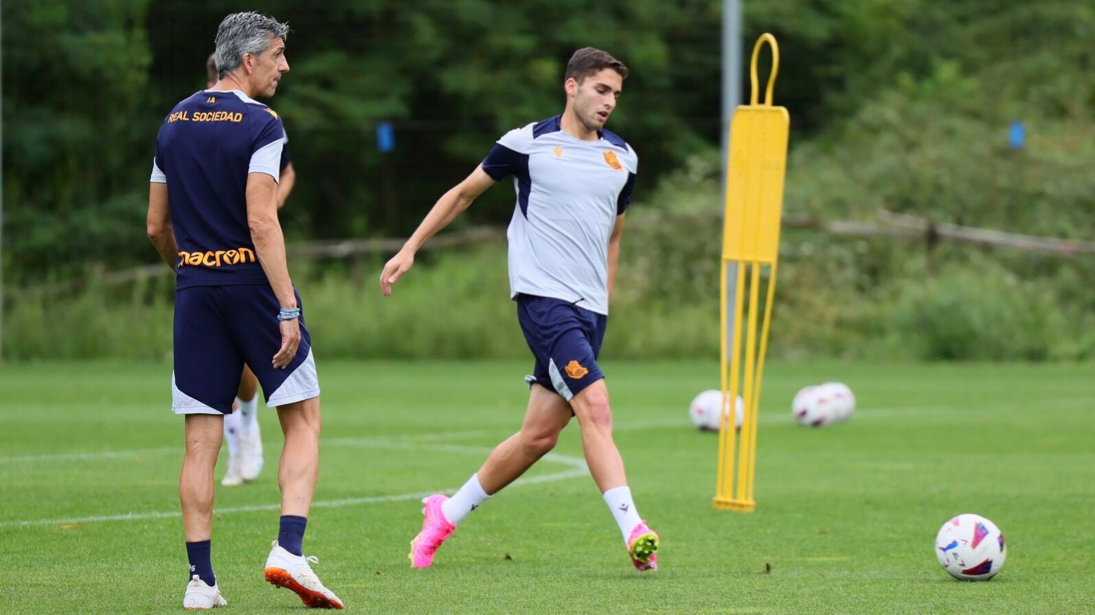 Zakharyan toca balón en Zubieta muy cerca de Imanol Alguacil