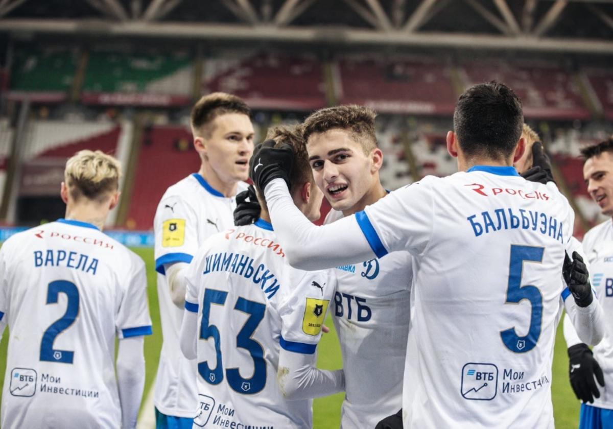 Arsen Zakharyan, mirando a cámara, celebra un gol de Sebastian Szymanski, el dorsal 53, con el Dinamo Moscú.