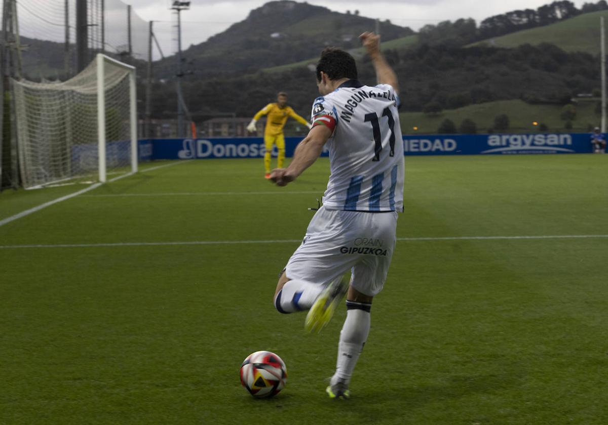 Magunazelaia realiza un centro durante el partido de este domingo..