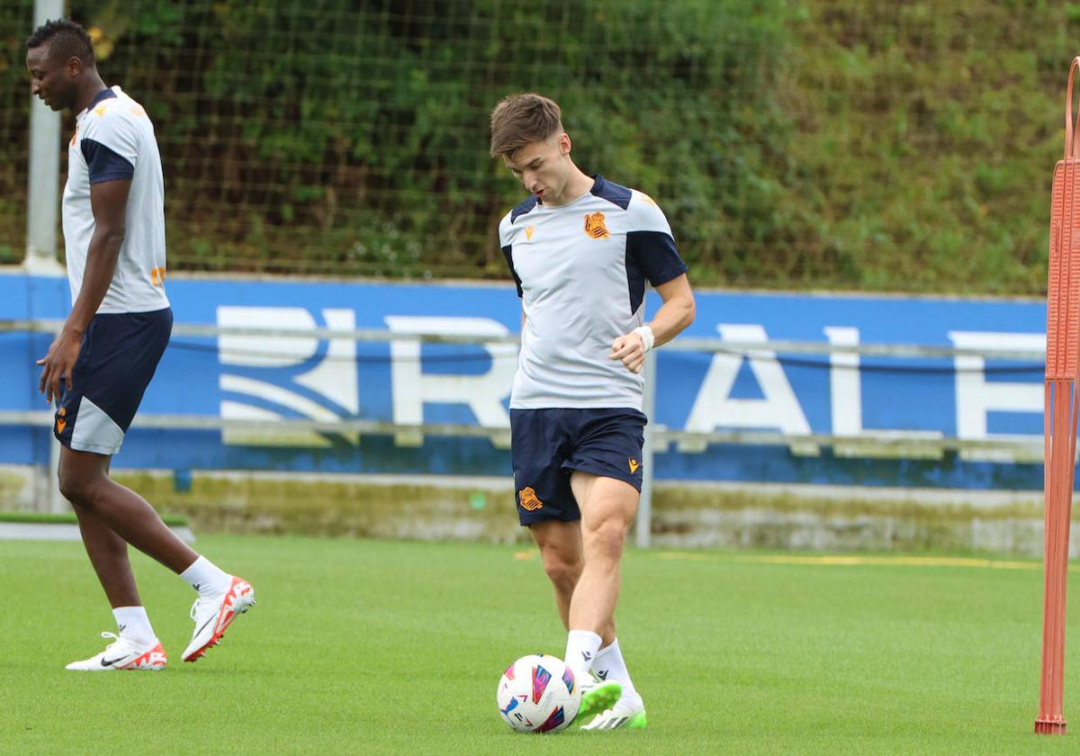 Kieran Tierney realiza un pase con la zurda en el entrenamiento de la Real Sociedad en Zubieta.