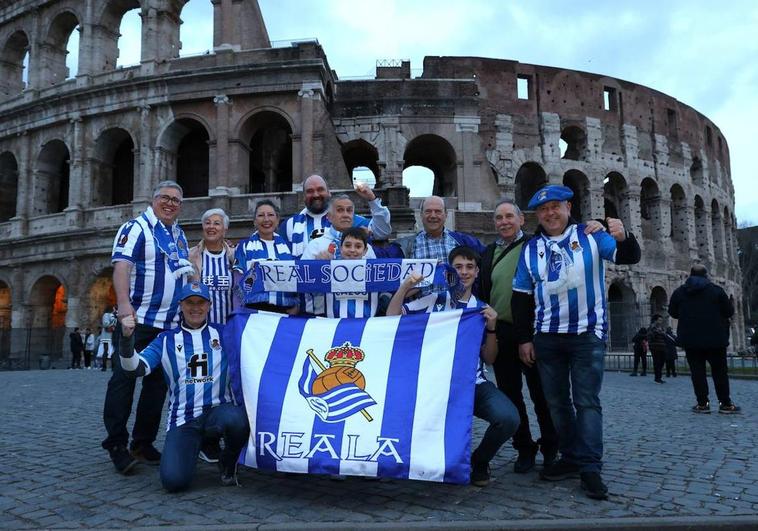 Un grupo de aficionados en el Coliseo de Roma en el último partido de la Real Sociedad en competición europea.