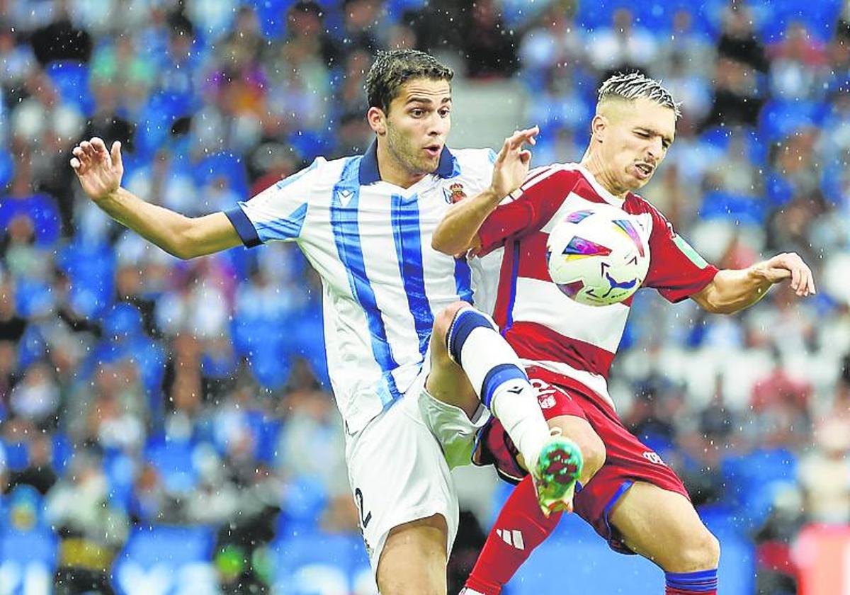 Arsen Zakharyan disputa un balón con Bryan Zaragoza en el partido entre la Real y el Granada.