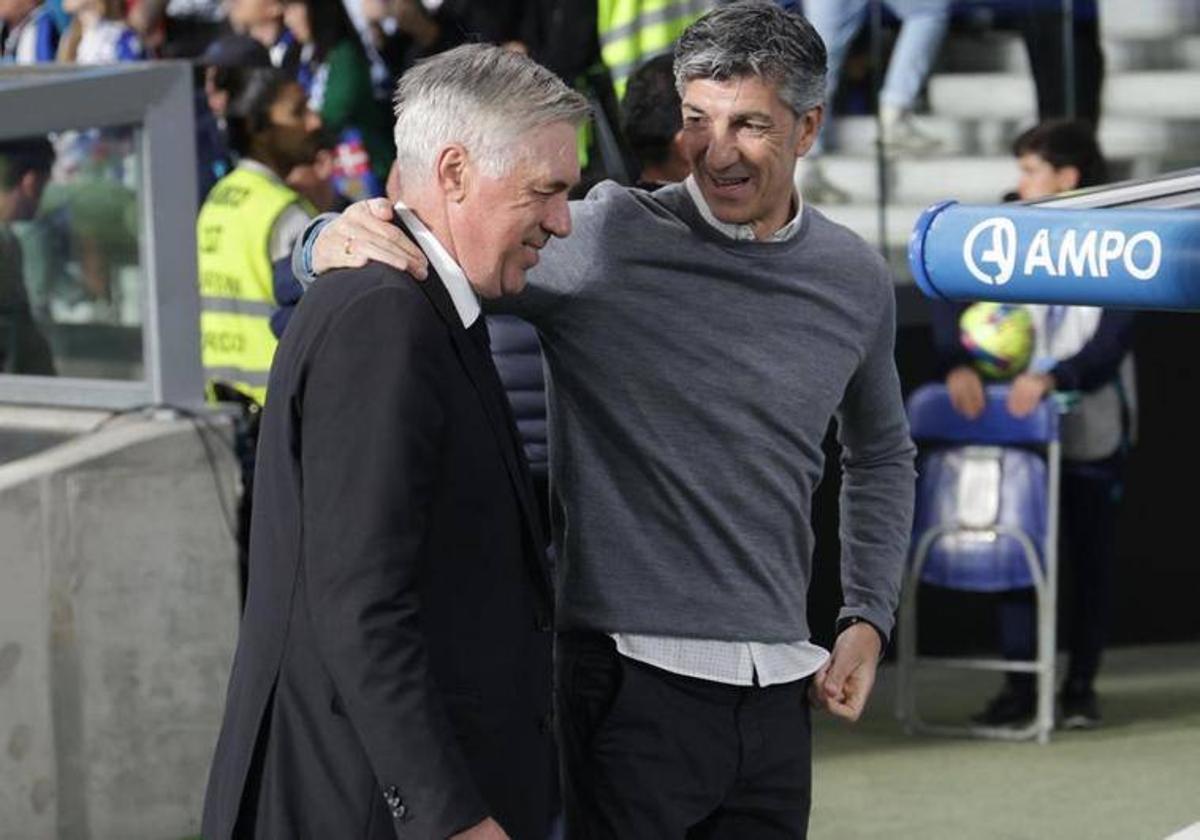 Carlo Ancelotti e Imanol Alguacil se saludan antes del partido.