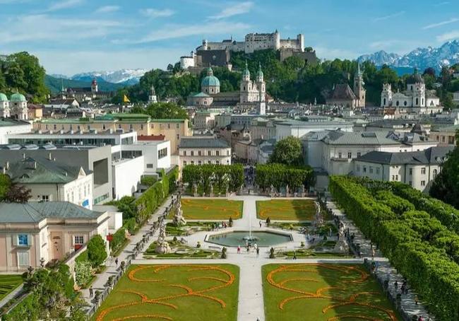 Los jardines de Mirabell y el centro histórico.