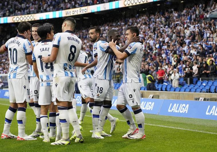 Los jugadores de la Real celebran uno de los goles marcados en el último partido liguero ante el Granada.