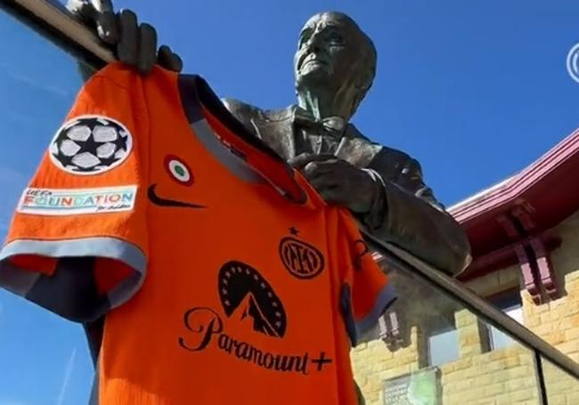 La estatua de Vicente Zaragüeta en el Aquarium, con la camiseta del Inter de Milán.