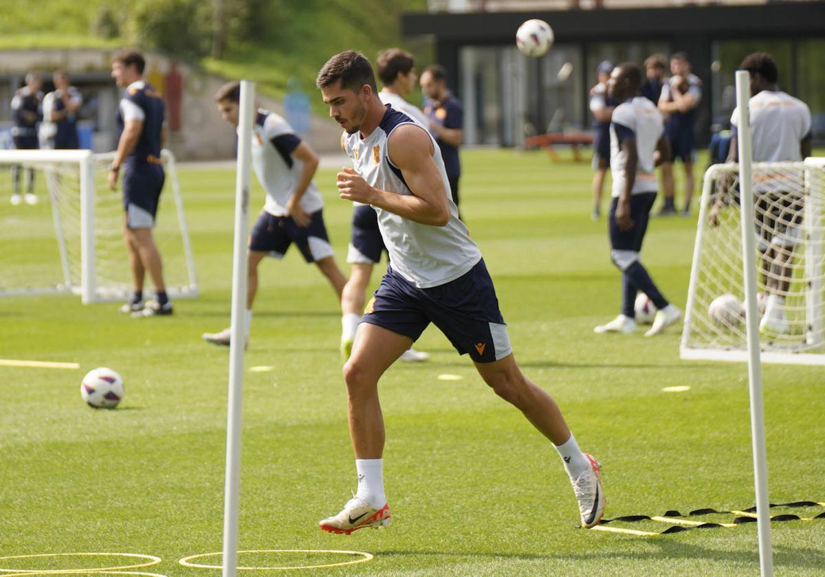 André Silva, durante el calentamiento de la sesión de ayer en Zubieta.