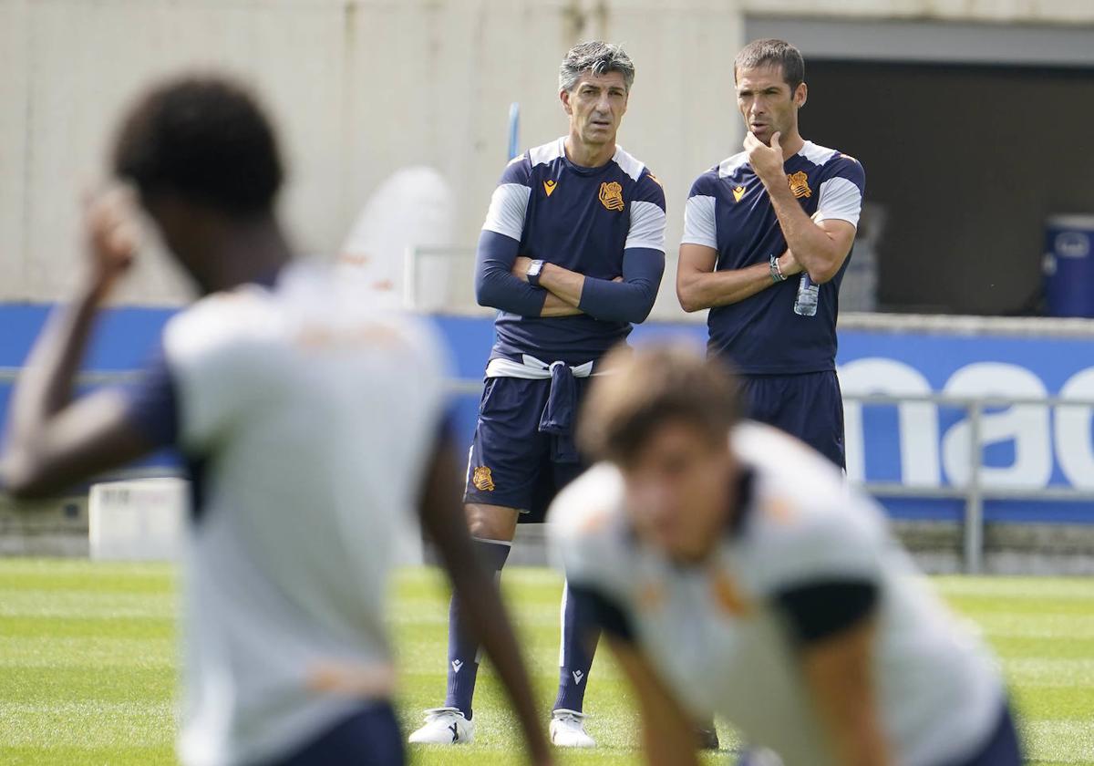 Imanol Alcuacil, técnico de la Real Sociedad, habla con su segundo, Mikel Labaka, durante el entrenamiento de ayer en Zubieta.
