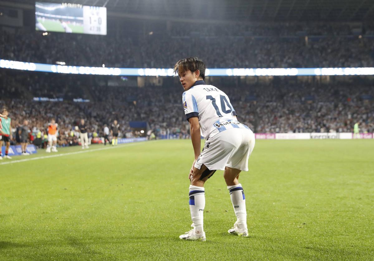 Take Kubo, en la celebración del segundo gol de la Real en el derbi ante el Athletic.