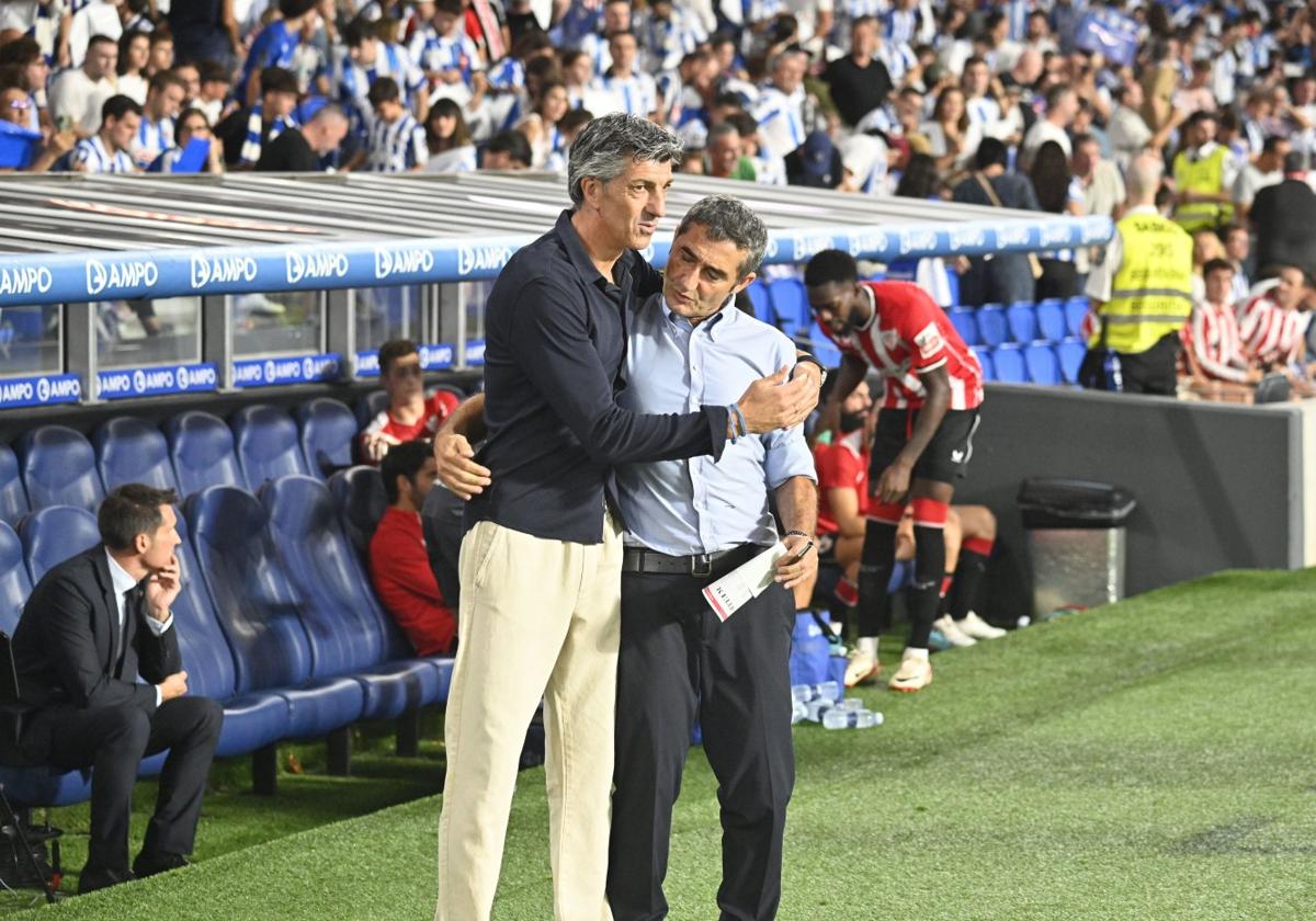 Imanol y Valverde se saludan antes del partido.