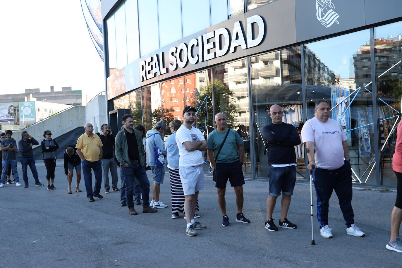 Colas para recoger las entradas para el Benfica