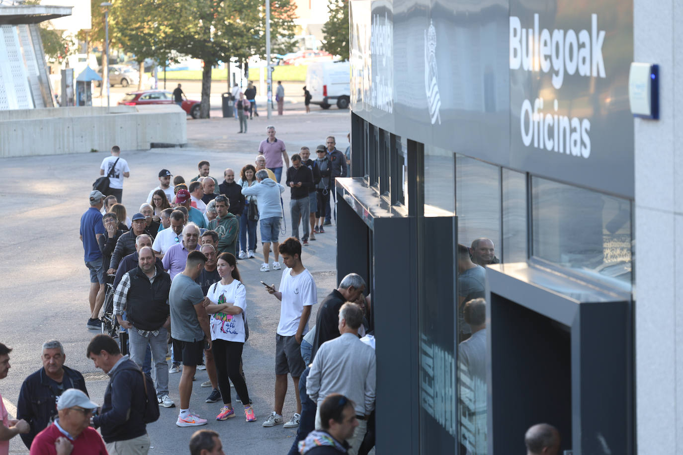 Colas para recoger las entradas para el Benfica