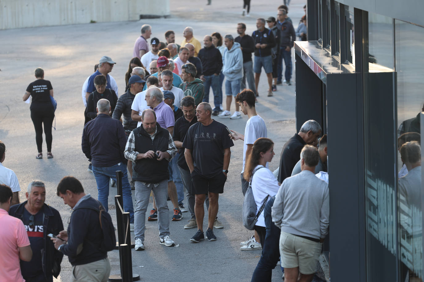 Colas para recoger las entradas para el Benfica