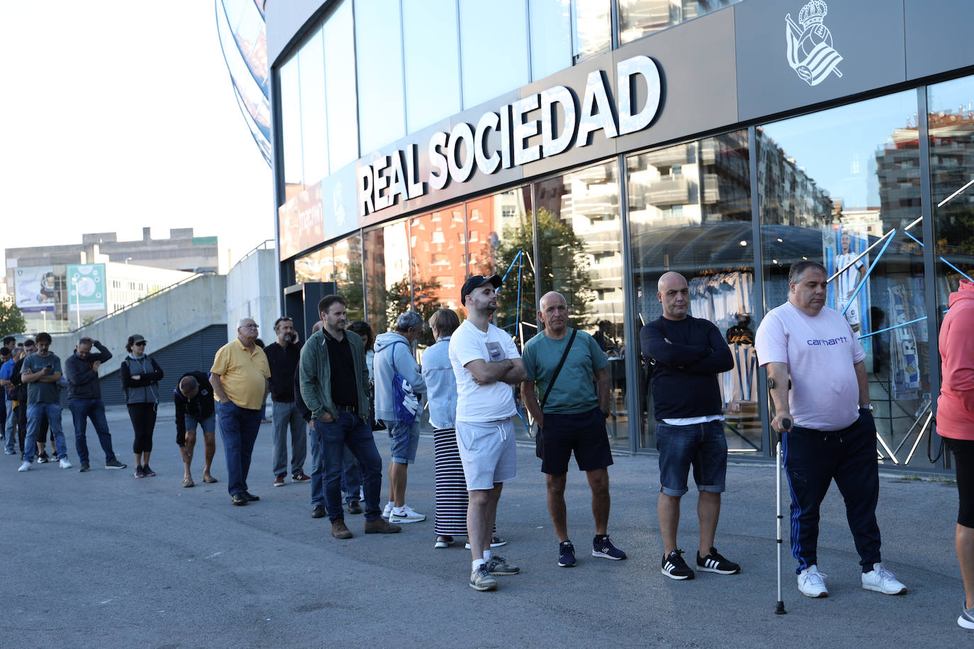 Colas para recoger las entradas para el Benfica