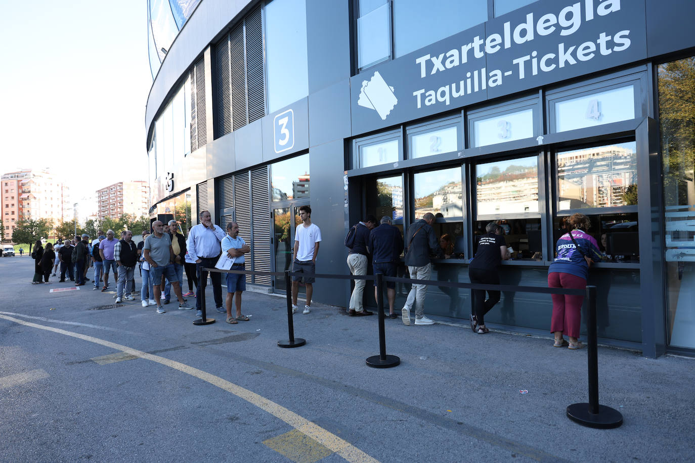Colas para recoger las entradas para el Benfica