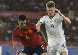 Mikel Merino protege el balón ante la presión de Scott McTominay en el encuentro entre España y Escocia de este jueves en La Cartuja (Sevilla).