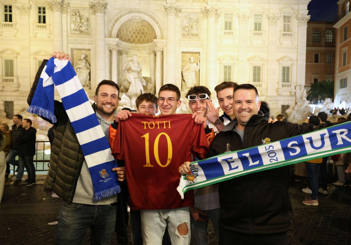 Aficionados de la Real Sociedad con sus bufandas el pasado marzo en Roma