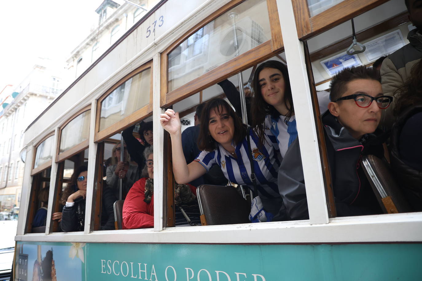 La afición txuri-urdin invade Lisboa