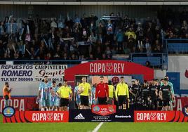 Salida de los jugadores del Coria y la Real Sociedad en la anterior edición de la Copa del Rey.