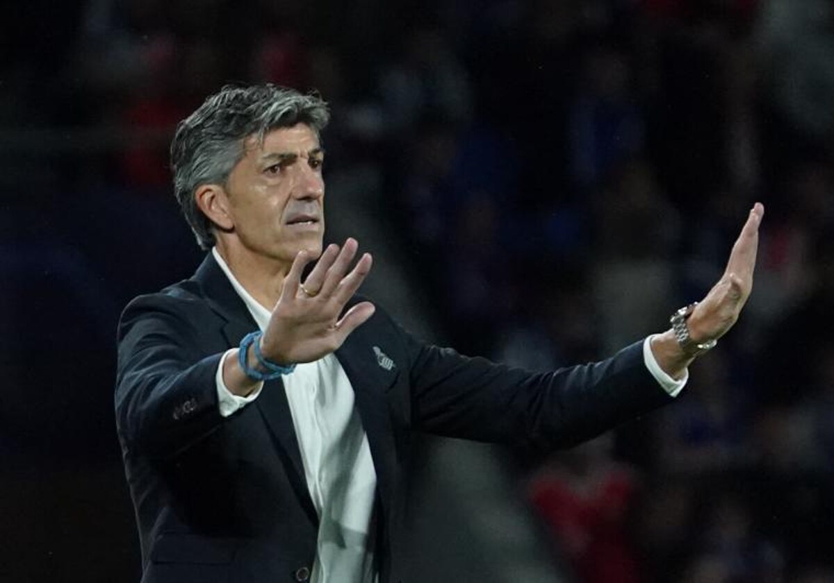 Imanol pide calma en una acción del partido ante el Benfica.