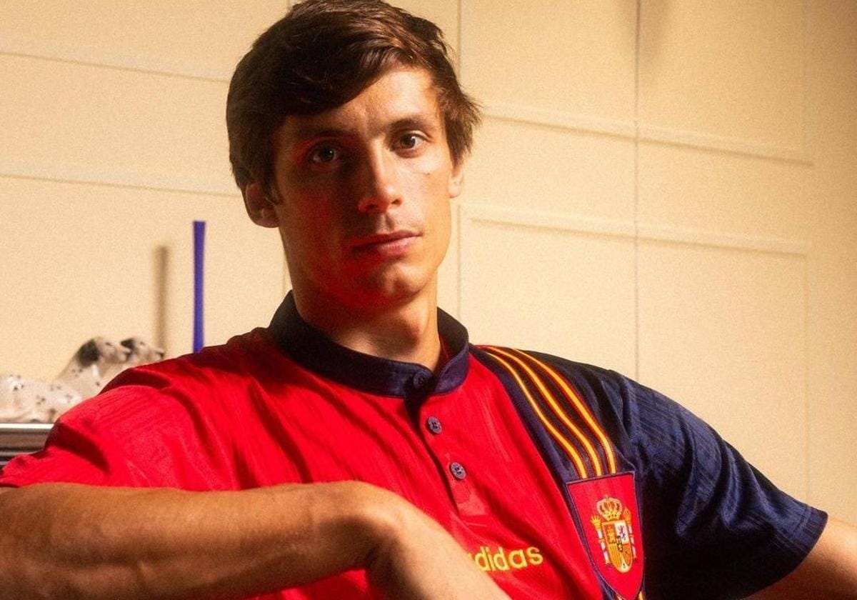 Robin Le Normand posa como modelo de Adidas con la camiseta vintage de la selección española 1996.