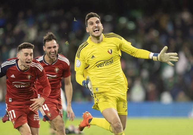 Sergio Herrera celebra con Kike Barja y Unai García la victoria contra el Betis en la tanda de penaltis en la Copa.