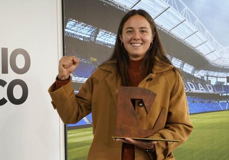 Amaiur Sarriegi, con el trofeo del DV de Oro de la temporada 2022/23 en la sede de EL DIARIO VASCO.