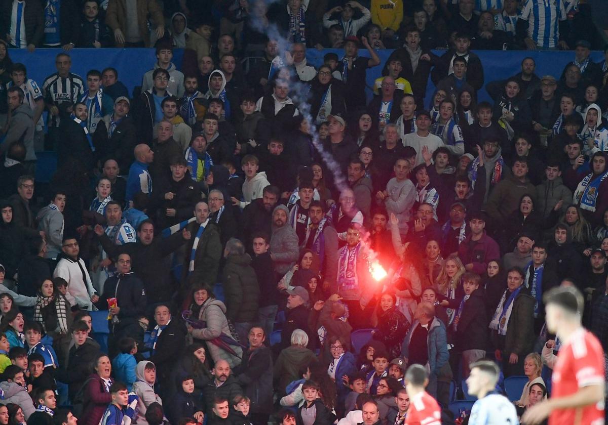Aficionados de la Real, asustados e indignados, al recibir el lanzamiento de bengalas desde la grada visitante en el partido contra el Benfica.