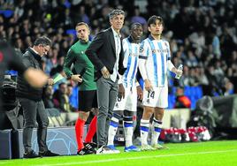 Traoré y Kubo esperan junto a Imanol su entrada al campo.