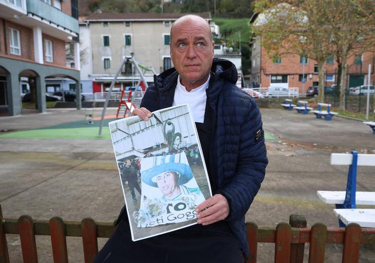 Iker Zabaleta sostiene una imagen de un homenaje a su hermano a las puertas de Anoeta.