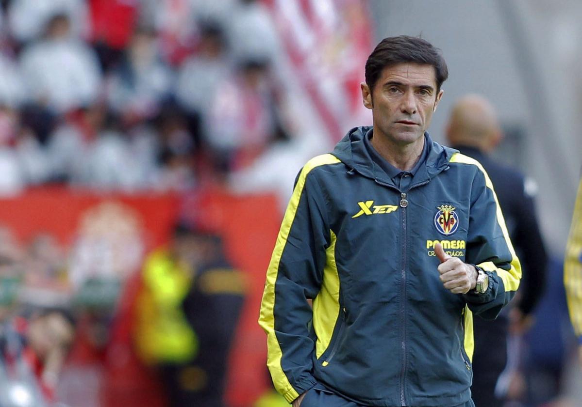 Seriedad. Marcelino dirige al Villarreal desde la banda en partido de liga.